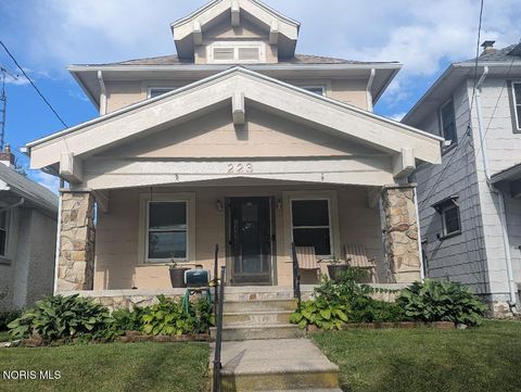 Photo of 223 Valleywood Drive, Toledo, OH 43605 (MLS # 10009280)