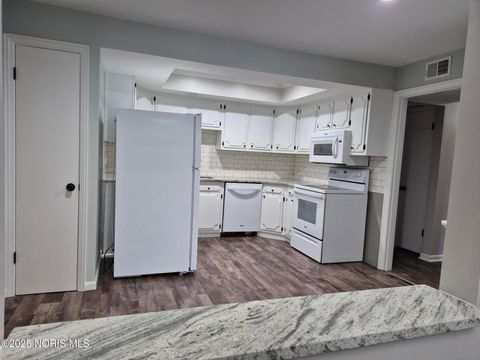 Tiny photo for 435 Park Avenue #Apt 202, Fostoria, OH 44830 (MLS # 10000565)