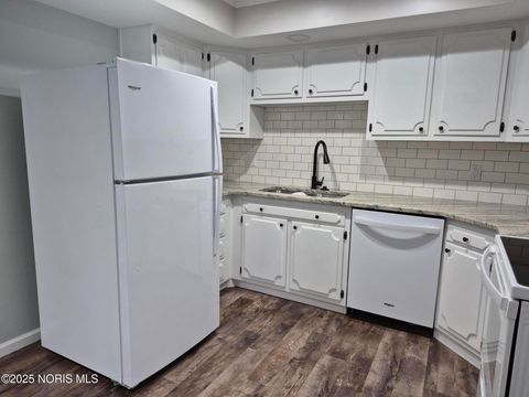 Tiny photo for 435 Park Avenue #Apt 202, Fostoria, OH 44830 (MLS # 10000565)