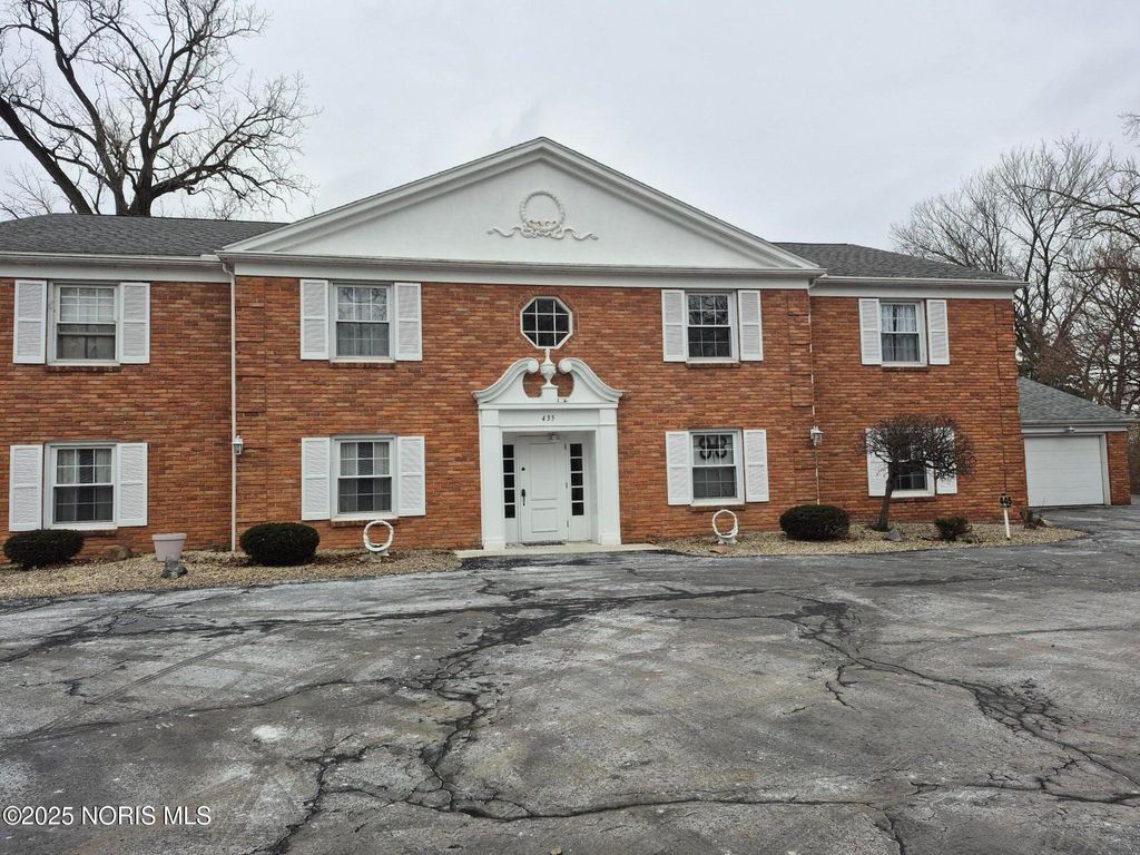 Photo for 435 Park Avenue #Apt 202, Fostoria, OH 44830 (MLS # 10000565)
