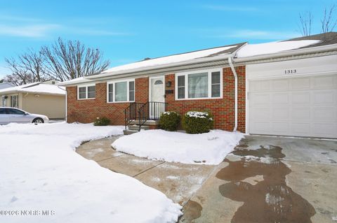 Tiny photo for 1313 Birch Avenue, Maumee, OH 43537 (MLS # 10003844)