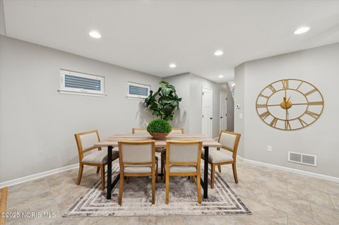 Tiny photo for 8904 N Park Lake Circle, Sylvania, OH 43560 (MLS # 10000436)