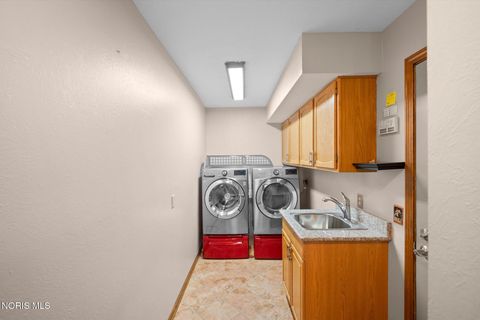 Tiny photo for 730 Ashbury Drive, Perrysburg, OH 43551 (MLS # 10006063)