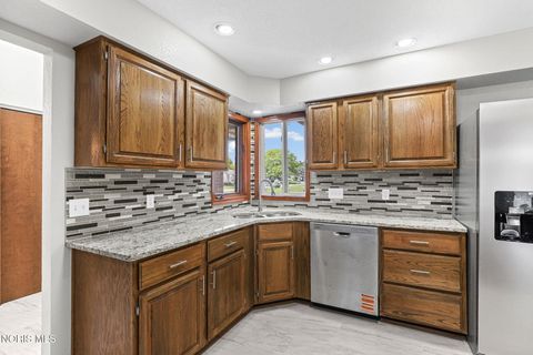 Tiny photo for 1705 Henthorne Drive, Maumee, OH 43537 (MLS # 10008383)