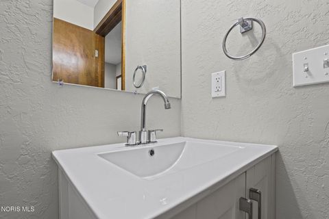 Tiny photo for 1705 Henthorne Drive, Maumee, OH 43537 (MLS # 10008383)