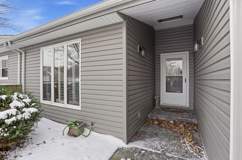 Tiny photo for 821 Fox Run Road #Apt 6, Findlay, OH 45840 (MLS # 10005217)