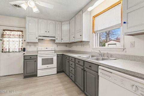 Tiny photo for 216 Bonaparte Drive, Toledo, OH 43615 (MLS # 10006633)