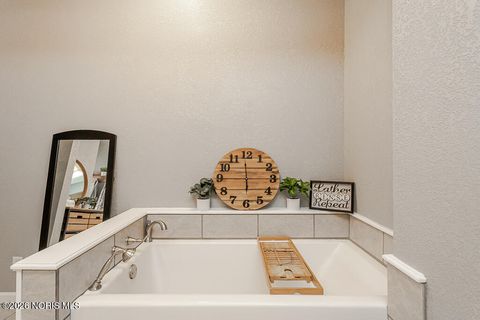 Tiny photo for 610 Wallace Avenue, Bowling Green, OH 43402 (MLS # 10004043)