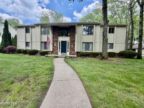 Photo of 2704 Westcastle Drive #4, Toledo, OH 43615 (MLS # 10007985)