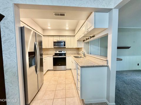 Tiny photo for 2704 Westcastle Drive #4, Toledo, OH 43615 (MLS # 10007985)