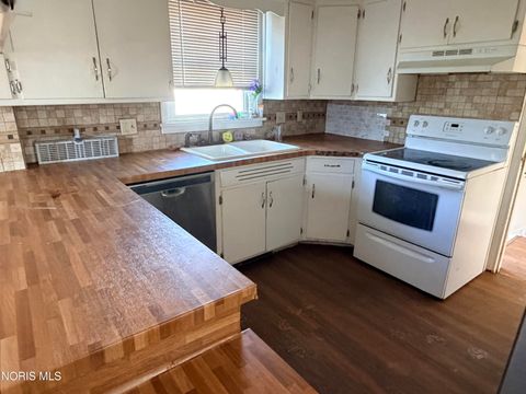 Tiny photo for 425 Oakwood Avenue, Bryan, OH 43506 (MLS # 10005012)