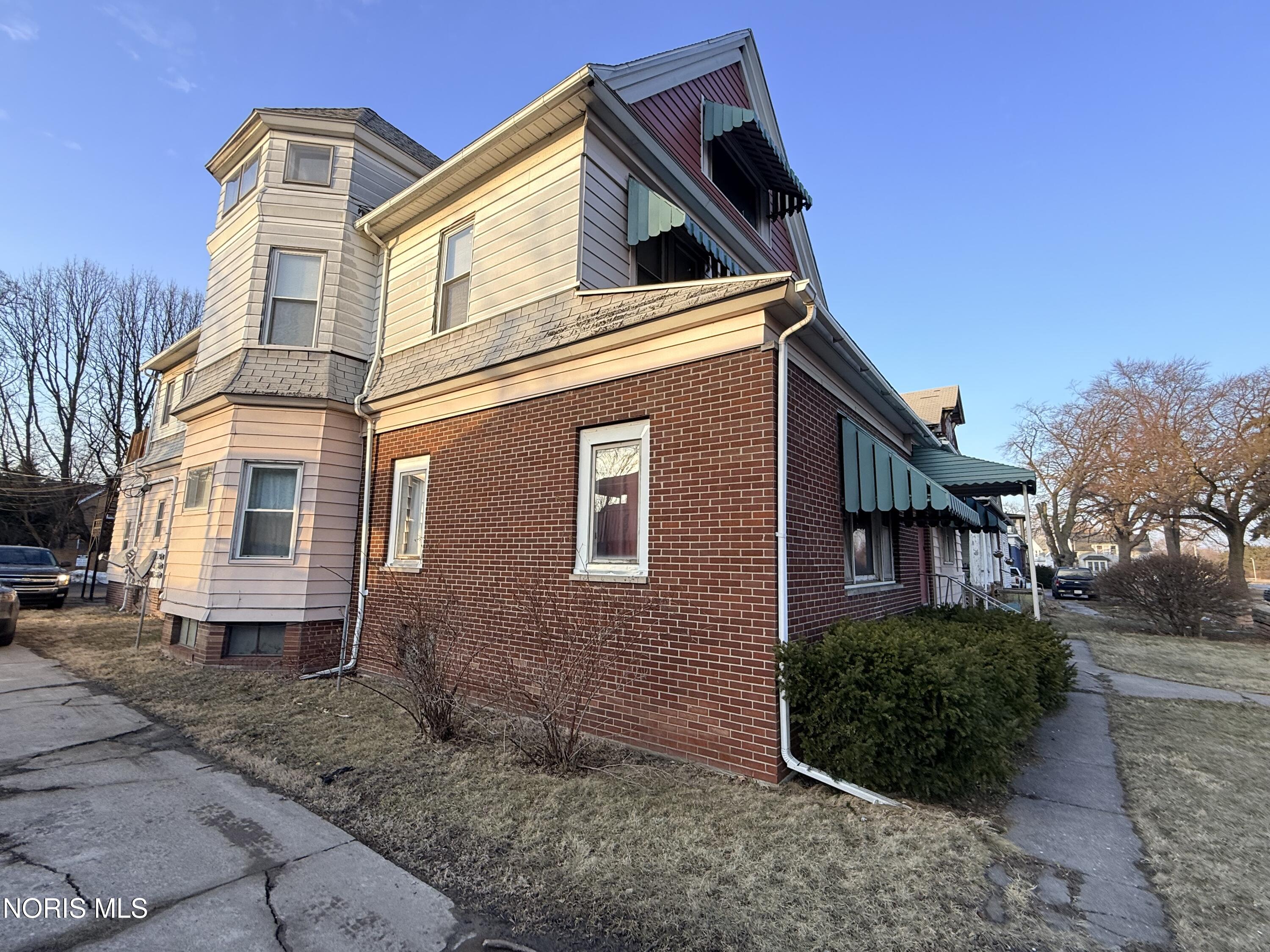 1951 N Summit Street