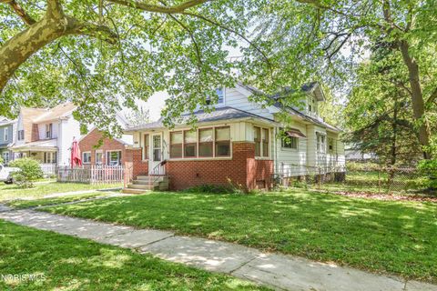 Tiny photo for 621 S Westwood Avenue, Toledo, OH 43609 (MLS # 10008237)