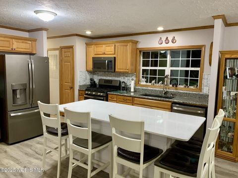 Tiny photo for 27800 E Broadway Street, Walbridge, OH 43465 (MLS # 10001976)