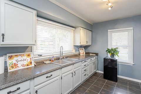 Tiny photo for 5404 Lewis Avenue, Toledo, OH 43612 (MLS # 10000120)