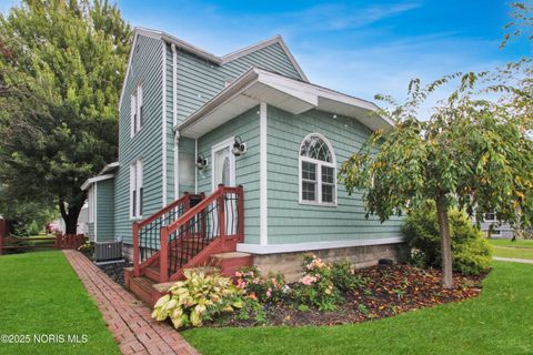 Photo of 423 Fulton Street, Port Clinton, OH 43452 (MLS # 10000568) Photo of 423 Fulton Street, Port Clinton, OH 43452 (MLS # 10000568)