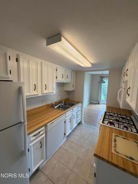 Tiny photo for 6818 Fenwyck Road #Apt 4, Maumee, OH 43537 (MLS # 10012499)