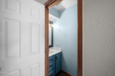 Tiny photo for 1236 Grassy Court, Rossford, OH 43460 (MLS # 10010313)