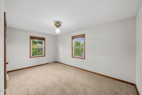 Tiny photo for 1236 Grassy Court, Rossford, OH 43460 (MLS # 10010313)