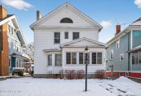 Photo of 2512 Robinwood Avenue, Toledo, OH 43610 (MLS # 10002076)