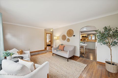 Tiny photo for 733 Conneaut Avenue, Bowling Green, OH 43402 (MLS # 10000396)