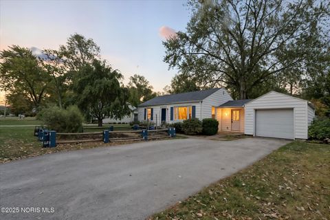 Photo of 733 Conneaut Avenue, Bowling Green, OH 43402 (MLS # 10000396) Photo of 733 Conneaut Avenue, Bowling Green, OH 43402 (MLS # 10000396)