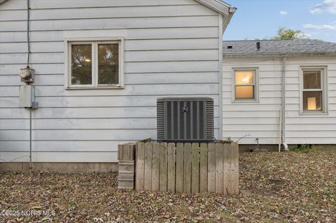 Tiny photo for 733 Conneaut Avenue, Bowling Green, OH 43402 (MLS # 10000396)