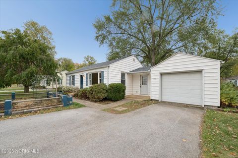 Tiny photo for 733 Conneaut Avenue, Bowling Green, OH 43402 (MLS # 10000396)