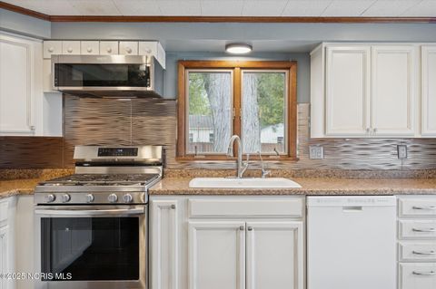 Tiny photo for 733 Conneaut Avenue, Bowling Green, OH 43402 (MLS # 10000396)