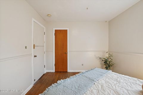 Tiny photo for 733 Conneaut Avenue, Bowling Green, OH 43402 (MLS # 10000396)