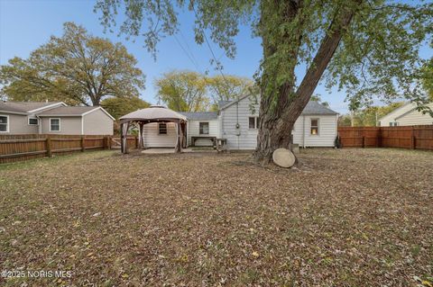 Tiny photo for 733 Conneaut Avenue, Bowling Green, OH 43402 (MLS # 10000396)