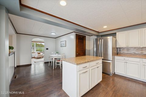 Tiny photo for 733 Conneaut Avenue, Bowling Green, OH 43402 (MLS # 10000396)
