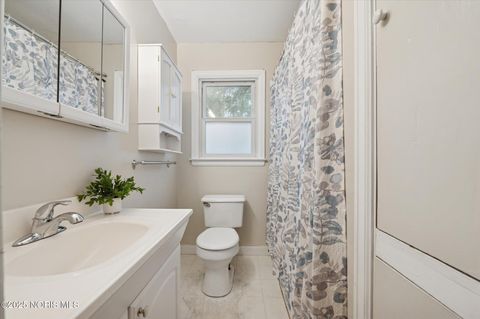 Tiny photo for 733 Conneaut Avenue, Bowling Green, OH 43402 (MLS # 10000396)