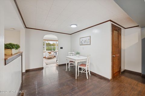 Tiny photo for 733 Conneaut Avenue, Bowling Green, OH 43402 (MLS # 10000396)