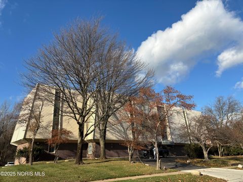 Photo of 5860 Cresthaven Lane #Apt 4d, Toledo, OH 43614 (MLS # 10001389)