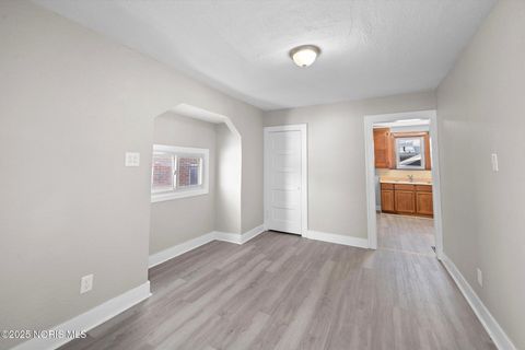 Tiny photo for 3907 Lagrange Street, Toledo, OH 43612 (MLS # 10002043)