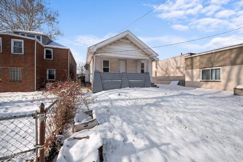 Tiny photo for 3907 Lagrange Street, Toledo, OH 43612 (MLS # 10002043)