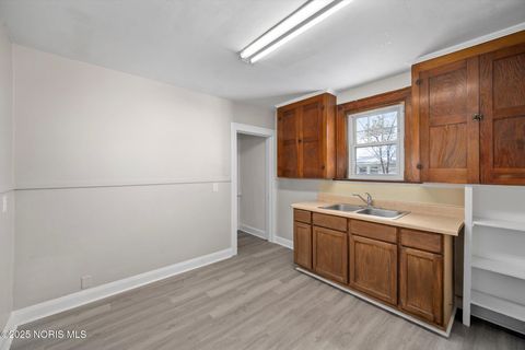 Tiny photo for 3907 Lagrange Street, Toledo, OH 43612 (MLS # 10002043)