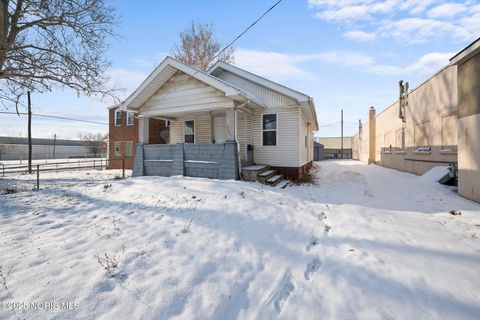 Tiny photo for 3907 Lagrange Street, Toledo, OH 43612 (MLS # 10002043)