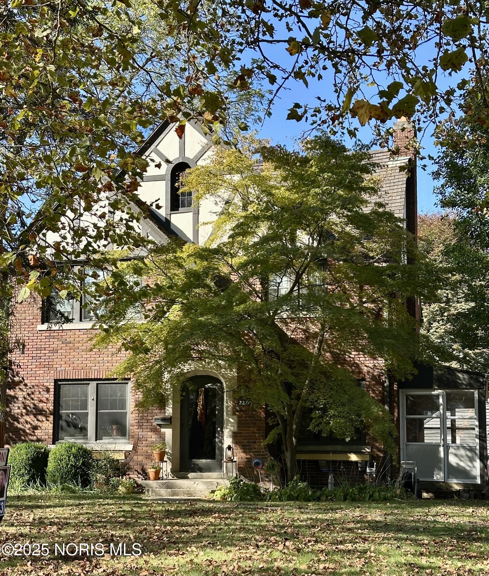 2221 Meadowwood Drive