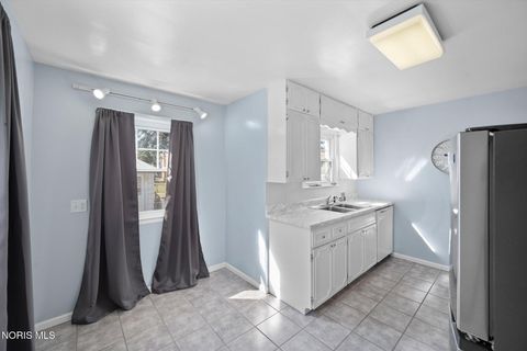 Tiny photo for 2544 Cawdor Road, Oregon, OH 43616 (MLS # 10004654)