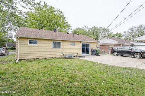 Tiny photo for 4518 Thackeray Road, Maumee, OH 43537 (MLS # 10008169)
