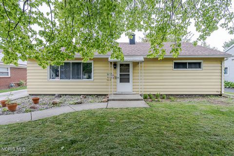 Photo of 4518 Thackeray Road, Maumee, OH 43537 (MLS # 10008169)