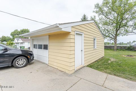 Tiny photo for 4518 Thackeray Road, Maumee, OH 43537 (MLS # 10008169)