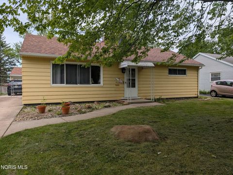 Photo of 4518 Thackeray Road, Maumee, OH 43537 (MLS # 10008169)