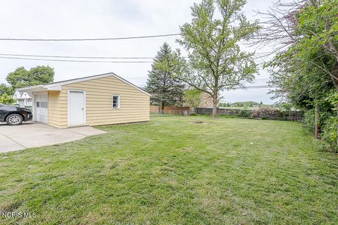 Tiny photo for 4518 Thackeray Road, Maumee, OH 43537 (MLS # 10008169)