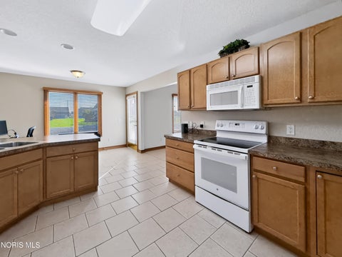 Tiny photo for 59 Aynsley Landing, Bowling Green, OH 43402 (MLS # 10014023)