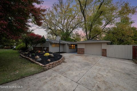 Photo of 3144 E Lincolnshire Boulevard, Toledo, OH 43606 (MLS # 10000910)