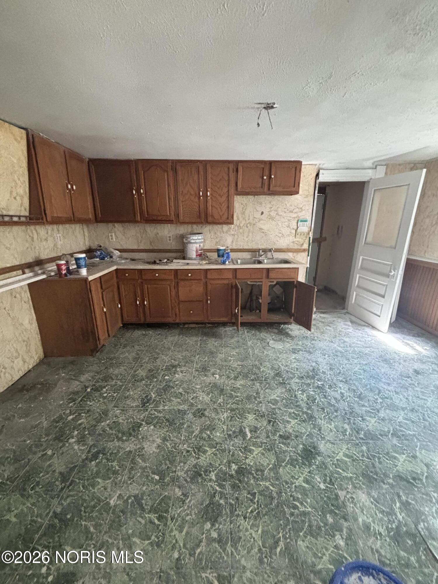 125 E Oakland Street