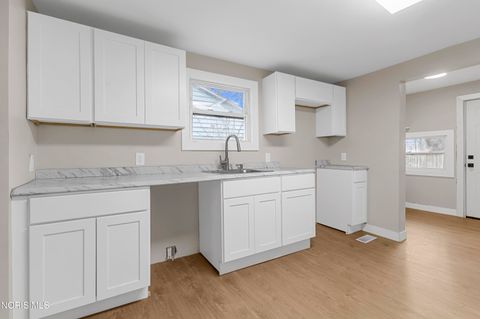 Tiny photo for 1045 Orchard Street, Toledo, OH 43609 (MLS # 10006329)